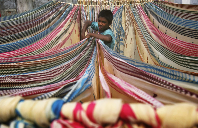 印度今年的GDP成長將達到8.5%，傳統布料紗麗繽紛多彩，似乎預告印度未來經濟是彩色的。圖片來源：達志影像/路透社資料照片   