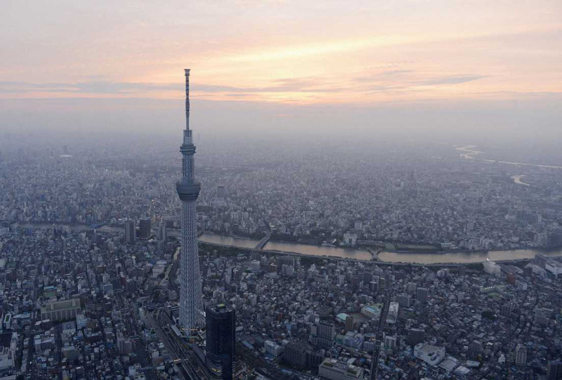 為刺激外國旅客消費，日本觀光廳初步決定自2006年起，將免稅門檻調降到5000元日幣。圖片來源：達志影像/路透社資料照片。   