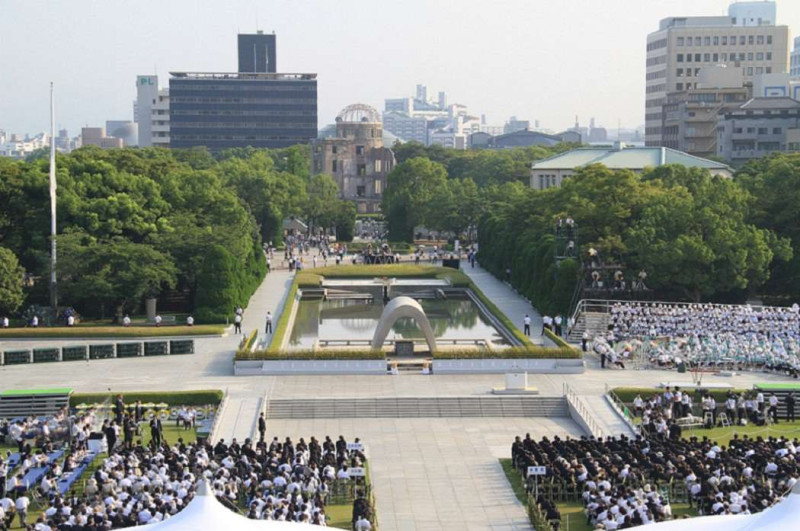 日本廣島市6日將舉行廣島原爆紀念日70週年和平紀念儀式，目前有100個國家及歐盟代表預定出席，圖為2013年紀念儀式。圖：翻攝廣島市官網   