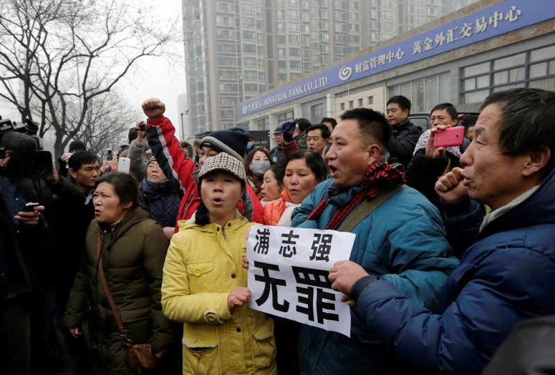 中國維權律師浦志強案14日開庭，場外大批民眾聚集聲援。圖：達志影像/美聯社資料照片   