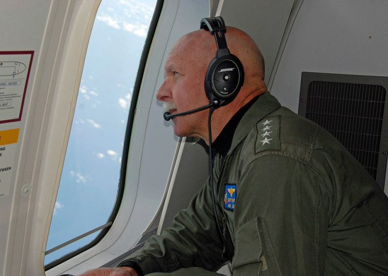 美國太平洋艦隊新任司令史威夫特搭乘P-8A巡視南海上空，時而望向窗外。圖：翻攝太平洋艦隊臉書   