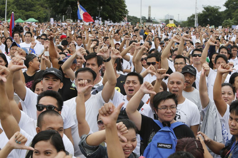 數10萬菲律賓民眾在今（26）日英雄節當天，身穿白衣上街抗議國會議員的集體貪污行為。圖片來源：達志影像/路透社。   