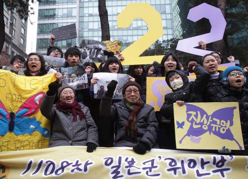 韓國慰安婦（前排中間）7日前往首爾的日本大使館，抗議日首相安倍晉三到靖國神社參拜。圖片來源：達志影像/美聯社資料照片   