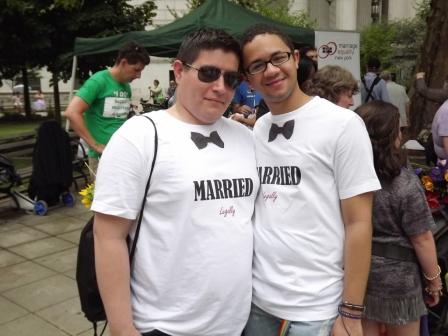 照片二:  剛完成登記的同性戀夫妻。兩人身上所穿的T-Shirt不言而喻。
圖片來源:NYDECO攝影   