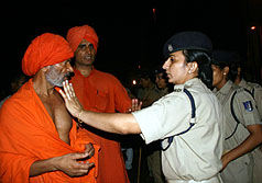 印度德里警方5日清晨突襲帶走絕食抗爭的瑜伽大師蘭德福，並驅離支持者。圖為1名支持者與女警發生口角衝突。圖片來源:中央社   