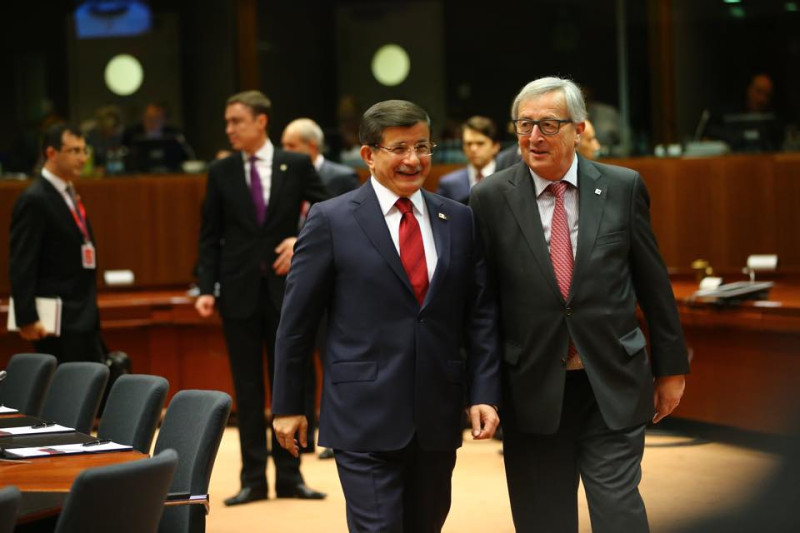 土耳其總理達武特奧盧（左）與歐盟委員會主席容克在歐盟高峰會上相談甚歡，雙方已經達成合力處理難民的初步協議。圖：翻攝達武特奧盧臉書   