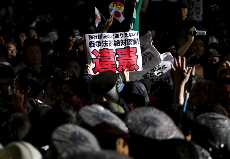 日本群眾群聚於國會外，抗議安倍政府通過安保相關法案。圖片來源：達志影像/路透社   
