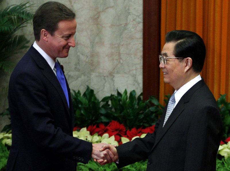 結束中國之行的英國首相卡麥隆告訴媒體說，他曾跟中國領導人談及劉曉波的問題。圖為卡麥隆跟中國國家主席胡錦濤會面。圖片來源：達志影像/路透社。   