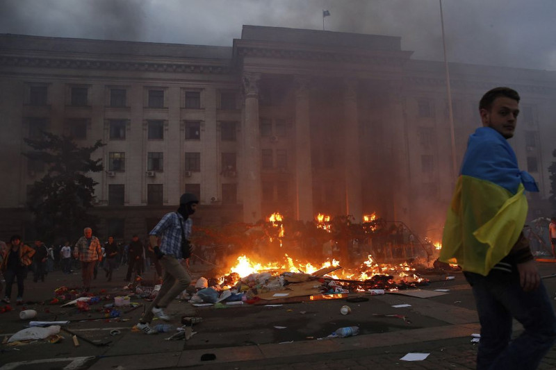 親俄和反俄團體2日在烏克蘭黑海城市敖德薩（Odessa）街頭爆發激戰，藏有親俄人士的工會大樓也發生火災（圖）。圖片來源：達志影像/路透社   