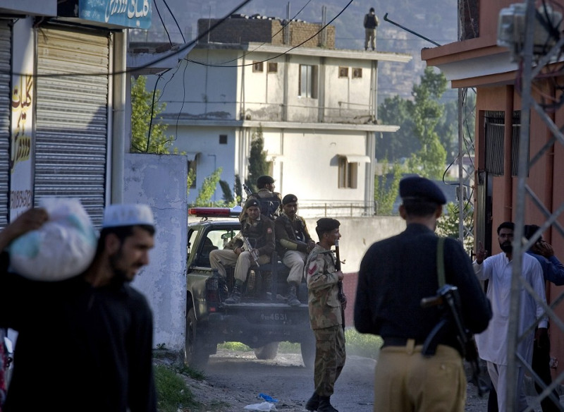 巴基斯坦軍警人員正在賓拉登遭擊斃的建築物外巡邏戒備。圖片來源：達志影像/美聯社。   
