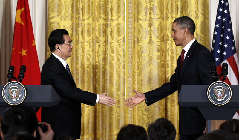 受到外界高度矚目的歐胡會，華盛頓時間19日登場，美國總統歐巴馬在聯合記者會上重申，將在1個中國政策、3個公報和台灣關係法基礎上，促進美中關係。圖為記者會結束時，歐胡兩人開步向前握手的畫面。圖片來源：達志影像/路透社。   