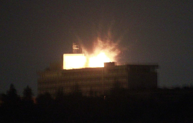 阿富汗首都喀布爾洲際大飯店（Intercontinental Hotel）昨（28）日遭武裝份子攻擊，並和隨後趕到的北大西洋公約組織軍隊持續交火到今（29）日清晨。圖為兩方人員交火，爆炸照亮了洲際飯店的屋頂。圖片來源：達志影像/路透社。   