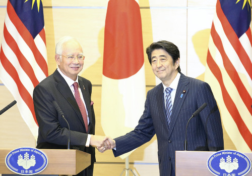 日本首相安倍晉三（右）與馬來西亞總理納吉25日決定，展開國防裝備與科技轉移談判。圖：翻攝讀賣新聞   