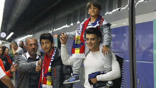 莫森(Osama Abdul Mohsen)與2個兒子在足球協會人員的陪同下，準備前往馬德里。圖：翻攝自miguelgalanrfef推特   