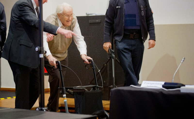 高齡93歲的德國前納粹奧斯卡•格勒寧4月在德國受審，拄著拐杖出庭。圖片來源：達志影像/美聯社資料照片   
