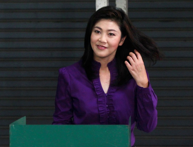 泰國國會大選今日展開，外型亮麗的前總理戴克辛之妹盈拉（Yingluck Shinawatra）3日上午投下手中的一票。（圖片來源:達志影像/路透社）   