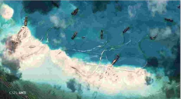 從衛星照片可看到美濟礁島邊有多艘挖泥船。圖：翻攝自AMTI官網   