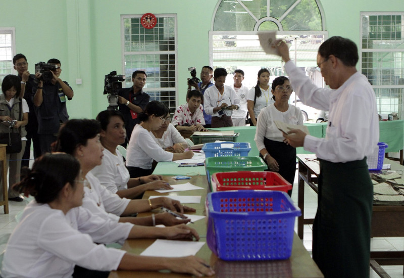 聯合國星期四通過一項人權決議，指責緬甸剛剛落幕的大選選舉不公。圖為緬甸大選投票後，工作人員正在開票的畫面。圖片來源：達志影像/美聯社。   