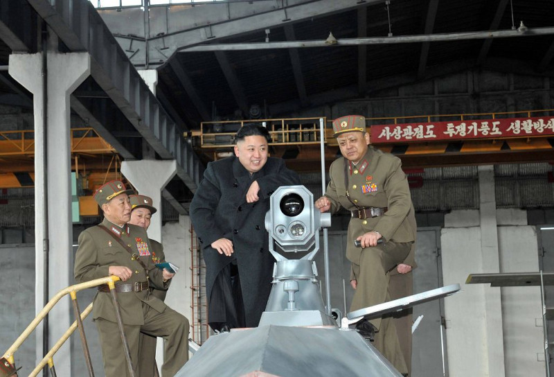 朝鮮於今日凌晨朝日本海發射了2枚「蘆洞彈道飛彈」，抗議美日韓在高峰會商談朝鮮核武問題，圖為金正恩視察朝鮮軍備。圖片來源：達志影像/路透社資料照片   