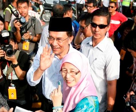 馬來西亞大選今(5)天投票，在野黨領袖安華和他妻子投完票之後，迅速宣布已經獲得勝選。圖片來源：達志影像/路透社   
