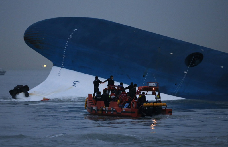 韓國1艘載有462名乘客的「歲月號（SEWOL）」客輪，16日上午8時58分發生沉船事故。圖為搜救人員正在搜尋失蹤者。圖片來源：達志影像/路透社   