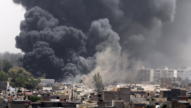 北大西洋公約組織7日對利比亞進行空襲，此次空襲是近2個月來最猛烈的一次，圖為首都在空襲後硝煙彌漫。圖片來源：達志影像/路透社。   