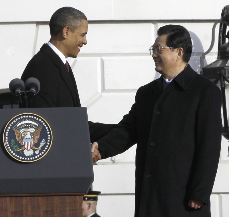 美國總統歐巴馬（圖左）在白宮南草坪為中國國家主席胡錦濤（圖右）舉行正式的歡迎儀式。圖片來源：達志影像/美聯社。   
