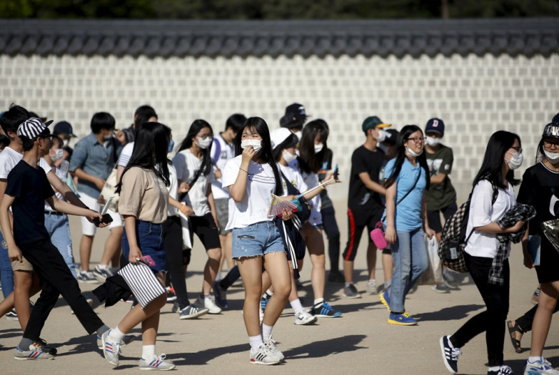 韓國MERS疫情已造成超過1100所學校停課，4日又傳出一位感染MERS醫生在出現疑似症狀後仍多次出席各種會議和論壇，疫情恐進一步擴散。圖片來源：達志影像/路透社資料照片   