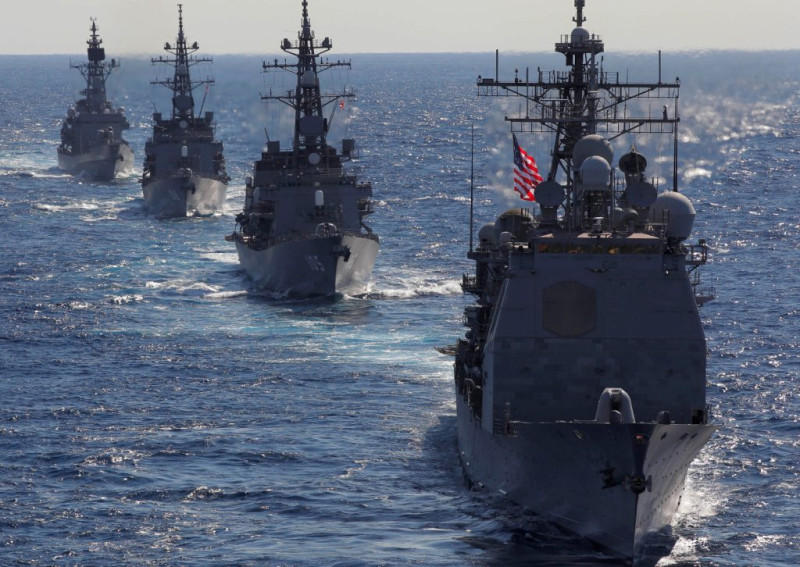 中國軍事發展不透明，日本直接在最新的防衛計畫大綱表明他們的憂心。圖為12月10日本海上防衛隊軍艦在美國考彭斯號戰艦的帶領下，在太平洋進行美日聯合軍事演習。圖片來源:達志影像/美聯社   