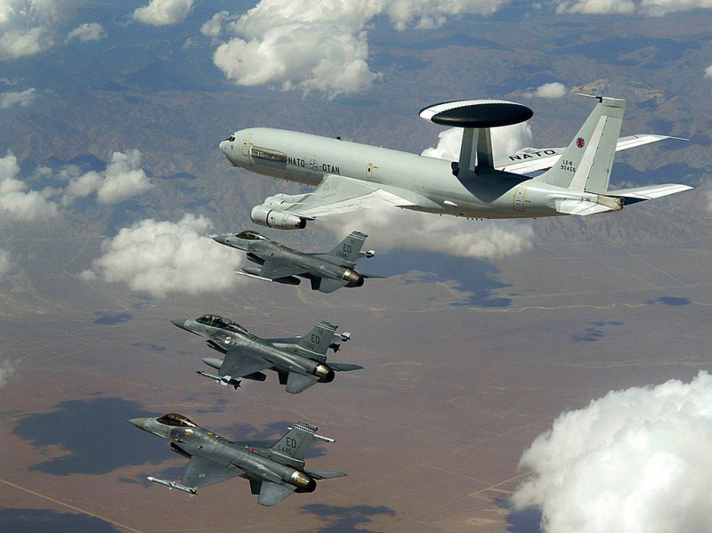 圖為2003年美軍F-16s與NATO E-3A共同進行軍事演習的照片。圖片來源：維基共享資源公共領域，美國政府攝。   