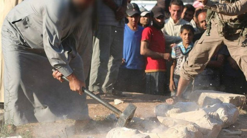 伊斯蘭國刻意發布破壞古蹟照片，還有大批民眾在旁圍觀。圖：翻攝BBC   
