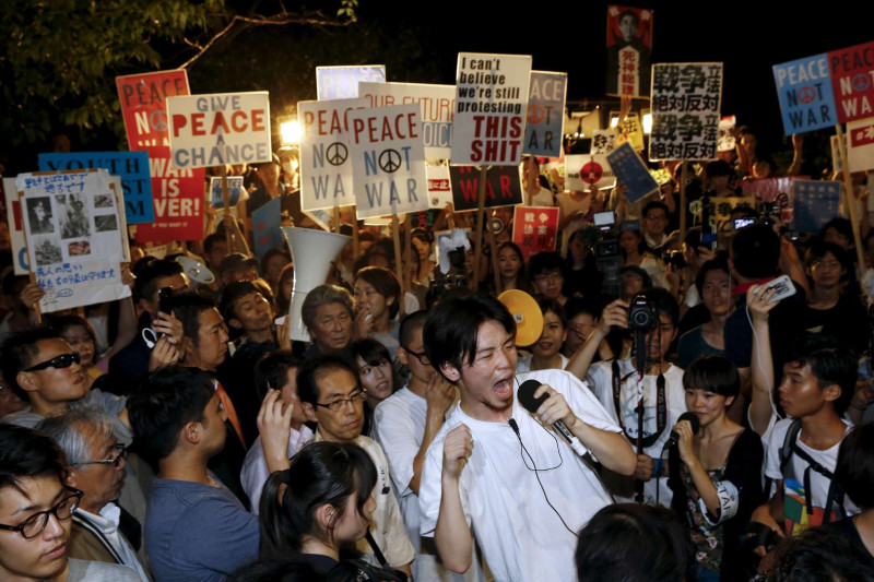 日本眾議院通過新安保法案，場外抗議民眾高舉「不要戰爭、不要殺戮」、「安倍下台」的標語，吶喊直到深夜。圖片來源：達志影像/路透社   