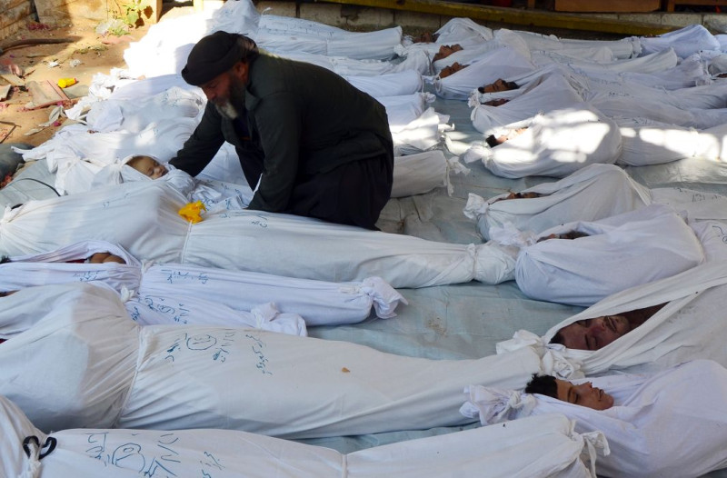 敘利亞當局是否在8月21日於大馬士革郊區對平民使用化學武器攻擊，目前聯合國調查小組尚未公布結論。圖為當時民眾死傷情況。圖片來源：達志影像/路透社資料照片。   