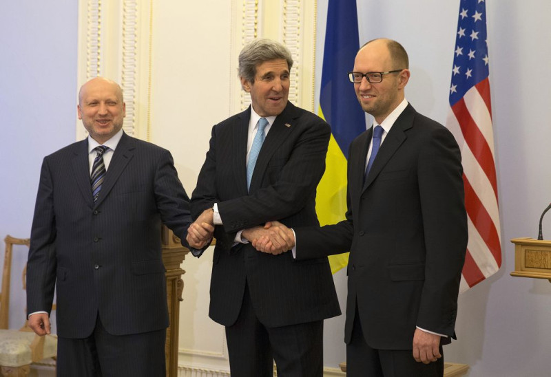 烏克蘭情勢持續緊張，美國國務卿凱瑞(中)4日抵達烏克蘭首都基輔，與過渡總統圖奇諾夫(左)與總理耶森尤克(右）會晤。圖片來源：達志影像/路透社   