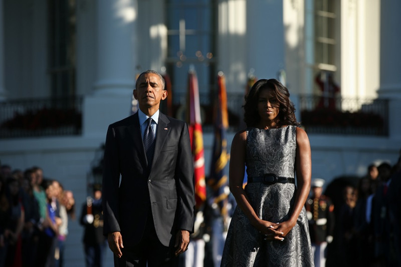 美國總統歐巴馬和第一夫人蜜雪兒11日站在白宮草坪上，為911攻擊事件屆滿14週年默哀。圖片來源：達志影像/美聯社   