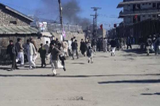 巴基斯坦毗鄰阿富汗邊界的Kurram部落首府巴拉齊納13日傳出爆炸，造成至少24人死亡，數百民眾奔逃。圖：翻攝《Dunya News》   