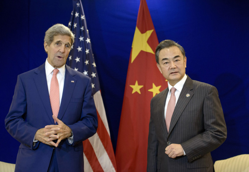 美國國務卿凱瑞（左）與中國外交部長王毅會面，討論南海爭議毫無具體共識。圖片來源：達志影像/美聯社   