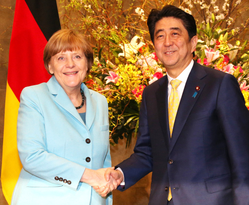 德國總理默克爾（左）隔了7年再度訪日，與日本首相安倍晉三會面。圖片來源：達志影像/美聯社   