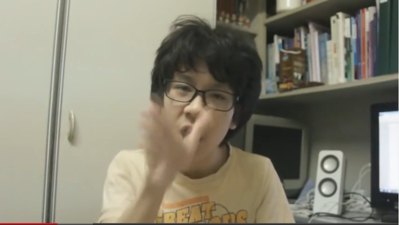 3月底一名16歲的新加坡少年上傳Youtube影片，辱罵剛過世的李光耀資政還願他不得安息。圖：翻攝自youtube   