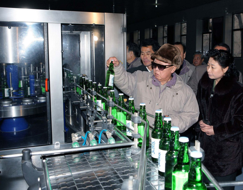 2010年11月25日朝鮮領導人金正日（右二）參觀 Kangso礦泉水加工廠。圖片來源：達志影像/路透社。   