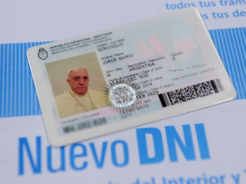 根據美聯社17日報導，教宗方濟各已經完成更新他的阿根廷護照以及國民身分證。圖片來源：阿根廷內政部提供。   
