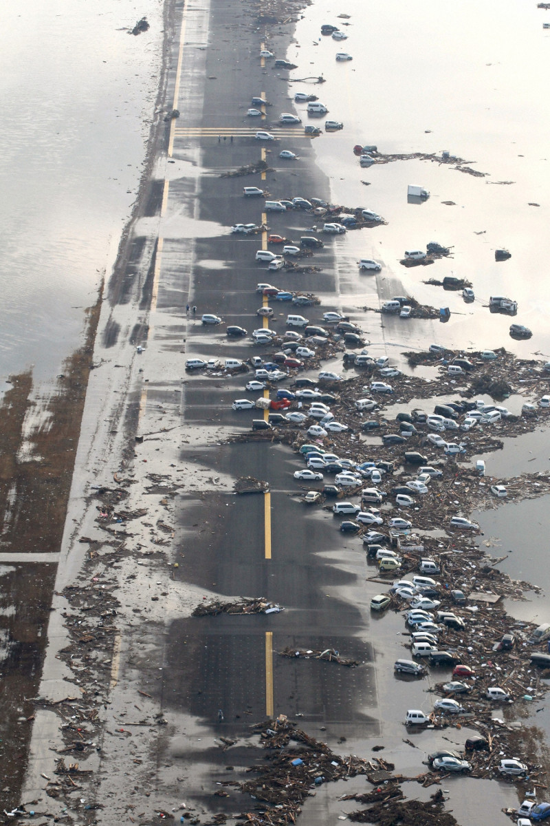 日本8.9級世紀強震重創日本全國，巨大的海嘯已捲走超過千條人命，圖為日本東北的仙台機場，海嘯將車輛沖到機場跑道上造成機場癱瘓。圖片來源：達志影像/路透社   