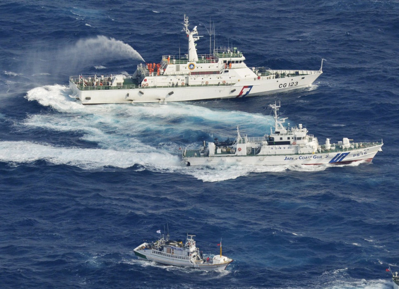 2012年9月25日，台日艦艇在釣魚台海域發生互相噴水事件。台灣海巡署金門艦(CG-123，圖上)和日本海岸防衛巡邏艦(圖中)互噴水砲。圖片來源：達志影像/路透社。   