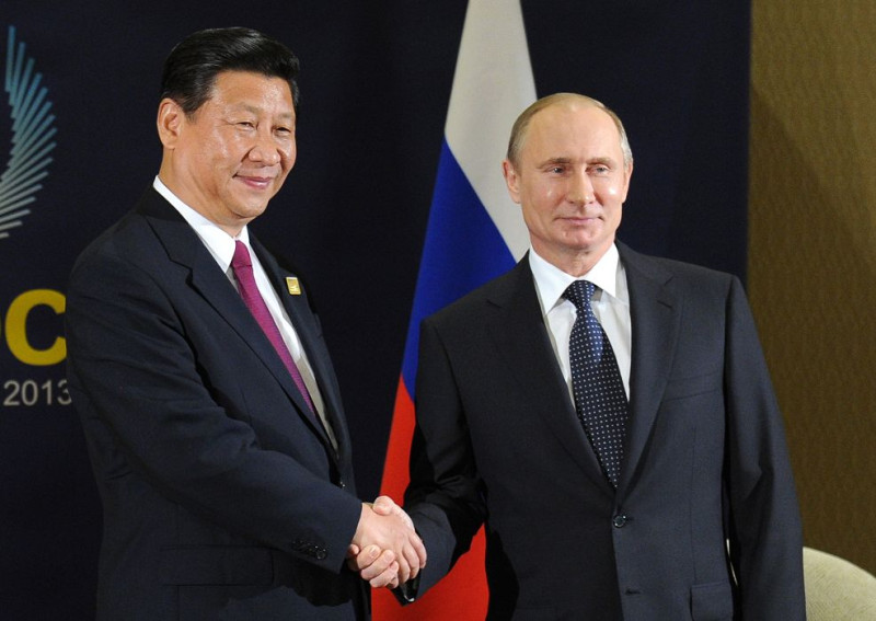 俄羅斯總統普亭20日抵達中國，與中國國家主席習近平會晤、簽署多項協議，圖為2013年2人見面情況。圖片來源：達志影像/美聯社資料照片。   