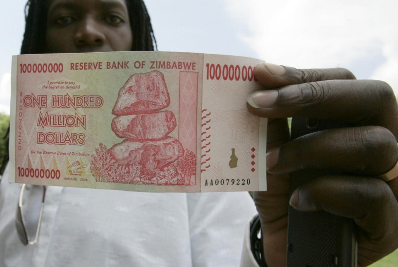 目前全世界面額最高的真鈔，應該是辛巴威政府發行的，面額是一億元。(圖片來源:達志影像/路透社。)   
