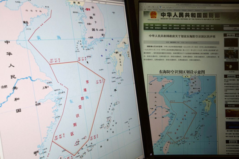 日本官房長官菅義偉今(29)日上午記者會上表示，自衛隊將不會變更在中國片面劃定的東海防空識別區內的活動。圖片來源：達志影像/美聯社資料照片。   