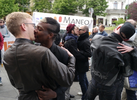 圖片：德國的同志透過當街熱吻，呼籲社會各界對同志族群更加寬容。林育立/攝   