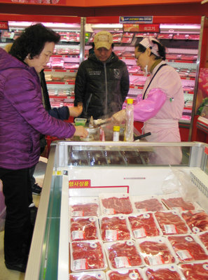 因應美國爆發狂牛症，韓國兩大超市即時將美牛下架，韓國國會也召開緊急會議，朝野議員一致通過韓國政府應暫時停止受理美國牛肉進口檢疫之決議。圖片來源：中央社資料照片。   