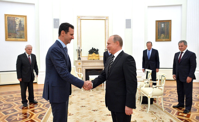 敍利亞總統阿薩德（左）10月訪問俄羅斯與普亭（右）相見歡，如今傳出俄國不排除讓他下台，好讓敍利亞達成全面停火協議。圖：翻攝俄羅斯總統府官網   