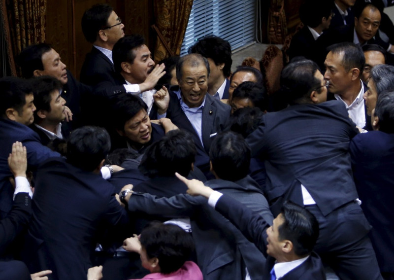 日本議員在參議院進行表決時，圍繞在特別委員會主席鴻池祥肇旁，場面混亂。圖片來源：達志影像/路透社   